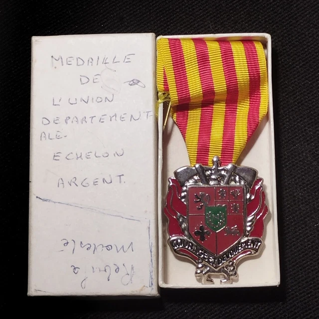 MÉDAILLE / MEDAL - SAPEURS POMPIERS / FIREMEN - COURAGE ET DEVOUEMENT