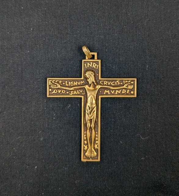 Croix religieuse en métal doré - Montres & Bijoux Croix religieuse en métal doré - Montres & Bijoux