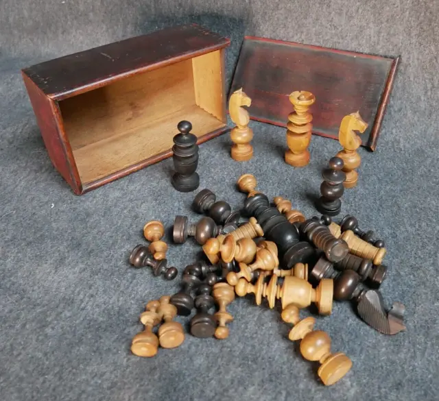 Ancien jeu d'échecs, pièces en bois tourné, style XVIIIème, 1900