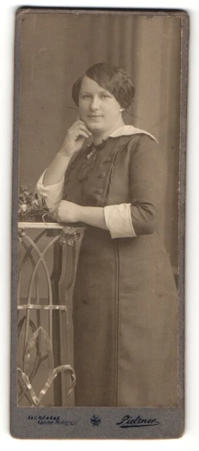 Fotografie C. Pietzner, Wien, junge Hausfrau mit modischer Frisur