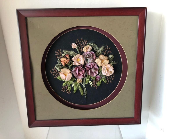 Ramo floral crealla de mano bordada con cintas de seda caballete enmarcado imagen 16x16
