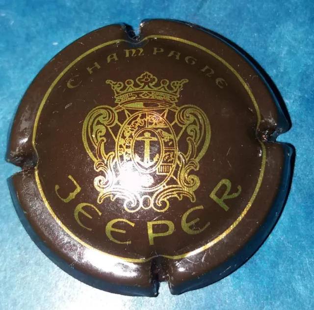 DA2) Une capsule de Champagne JEEPER, marron et or