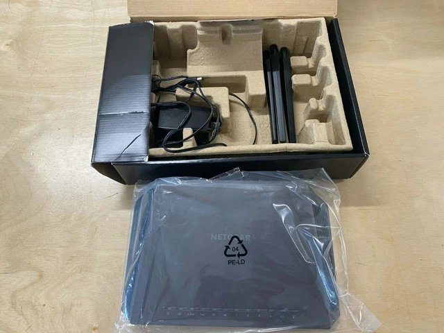 NETGEAR R7000P-100NAR Nighthawk AC2300 2 Band Wi-Fi Router 3