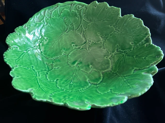 VTG VIETRI ITALIAN 11.5" GREEN MAJOLICA GRAPE LEAF Lg SERVING BOWL pottery