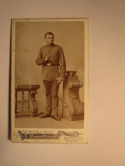 stehender Soldat in Uniform - Kulisse / CDV G. Engelbrecht Bayreuth