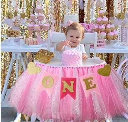 Kaptin Gonna a tutù rosa e striscione per bambini per il primo compleanno de