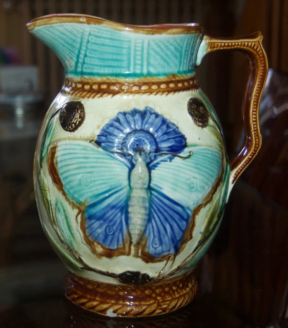 ancien Pichet Barbotine Mouzin Lecat. Nimy Les Mons.Décor au papillon H 21,5 Cm