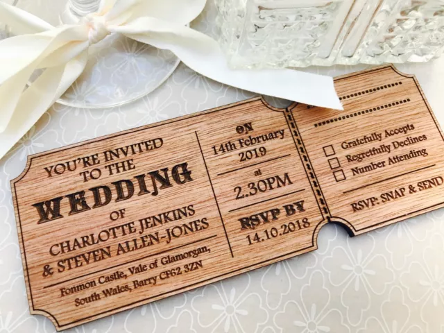 Invitations de mariage personnalisées. Billet en bois style vintage, rustique.