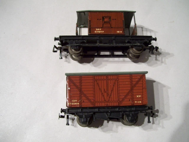 HORNBY DUBLO 3 RAIL 2x WAGONS GUARDS BRAKE VAN & CLOSED VAN TRUCKS OO GAUGE 00