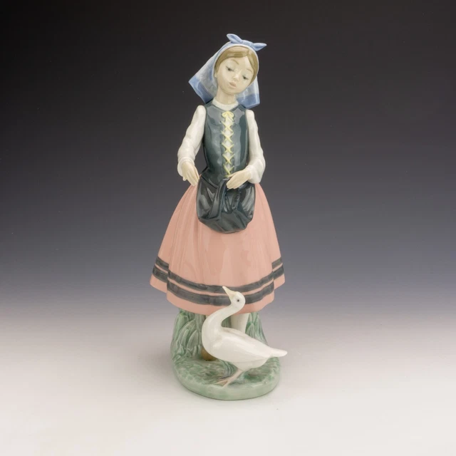 Lladro Porzellan - Josepha Fütterung Ente Figur - leichter Schaden, aber schön..