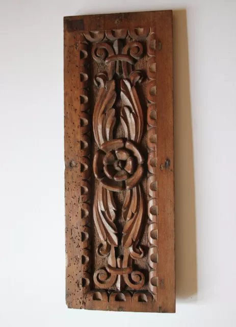 Très joli panneau en bois sculpté avec une rose au centre. XVIIIe/XIXe siècle