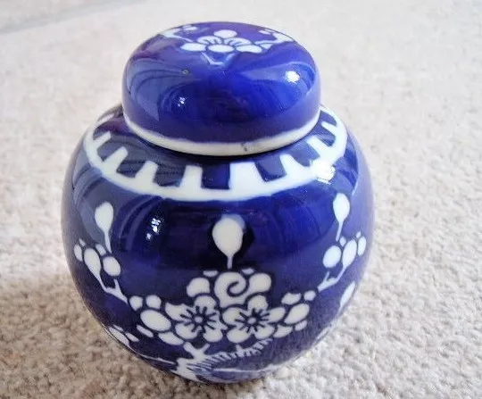 Collectable Chinese porcelain blue and white vase with cover -ginger jar