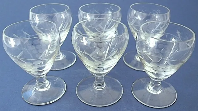 Suite de six verres à liqueur sur pied en cristal gravé à décor de pampres