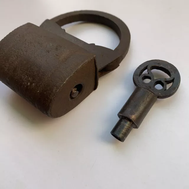 Candado de hierro o cerradura con llave TIPO TORNILLO, antiguo o antiguo.