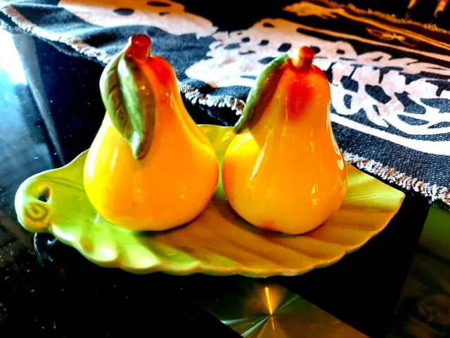 Vintage Salt Pepper Pots Pears On A Leaf Retro Kitsch Kitchen 3 Piece