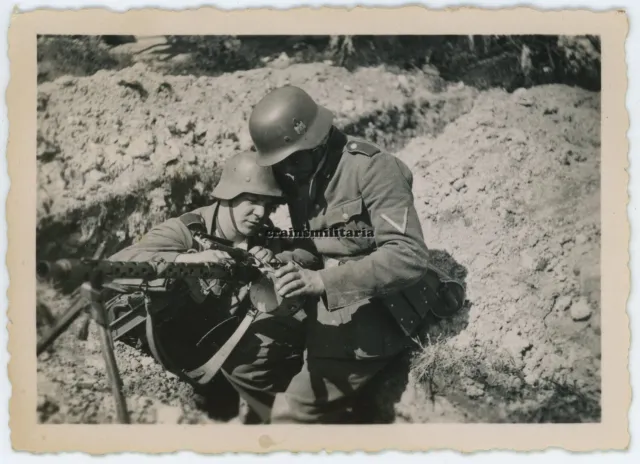 Orig. Foto Soldaten mit MG-34 Waffen Maschinengewehr Stahlhelm in Frankreich