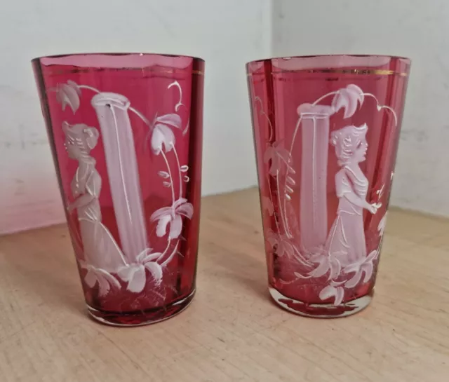 2 Mary Gregory Stil Handbemalte Cranberry Glasbecher