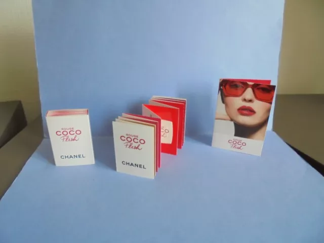 Chanel - Lot : Depliant 15 Echantillons Levres " Rouge Coco Flash " + 1 Carte Do