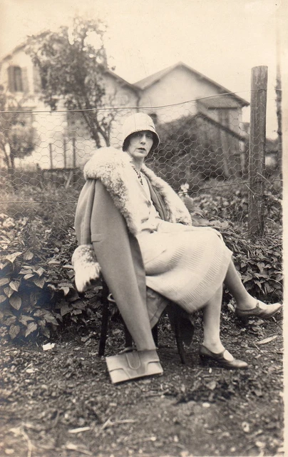 BL713 Carte Photo vintage card RPPC Femme mode fashion manteau chapeau jardin