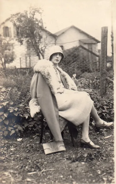 BL713 Vintage Photo Card RPPC Women Fashion Fashion Coat Hat Garden
