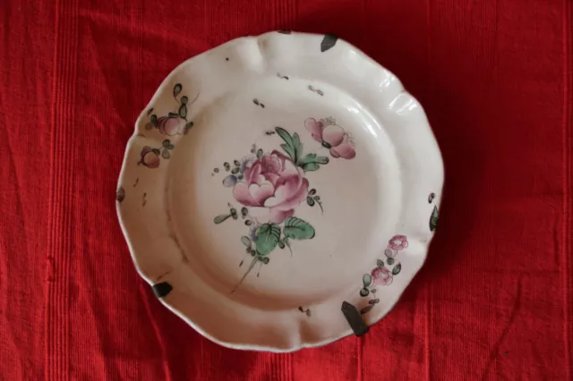 Assiette ancienne Lunéville à motif floral.