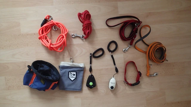4 Hundeleinen, 2 Klicker, ein Halsband (bis 30cm), 2 Leckerlibeutel 