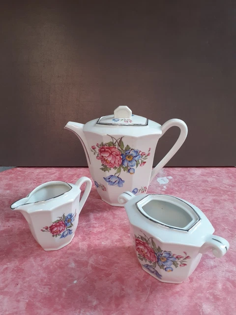 Service à thé ancien – Porcelaine de Sèvres (Modèle Désos) – 3 pièces - Arts de la table