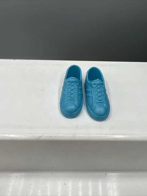 blue tennis shoes