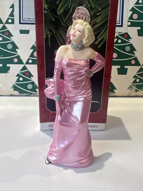 Marilyn Monroe Robe Rose Noël Poinçon Souvenir Ornement Neuf en Boîte