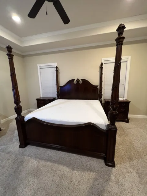 Beautiful 5 Piece Thomasville 4 Poster King Size Bedroom Set