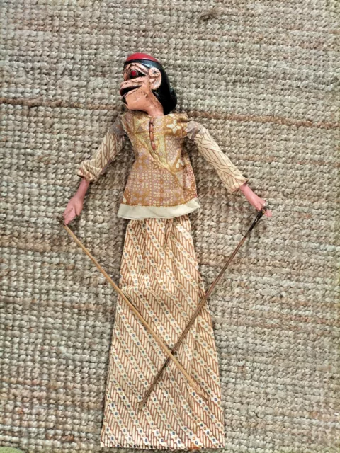 ANCIENNE GRANDE MARIONNETTE à tige d'Indonésie en bois peint et tissu Batik