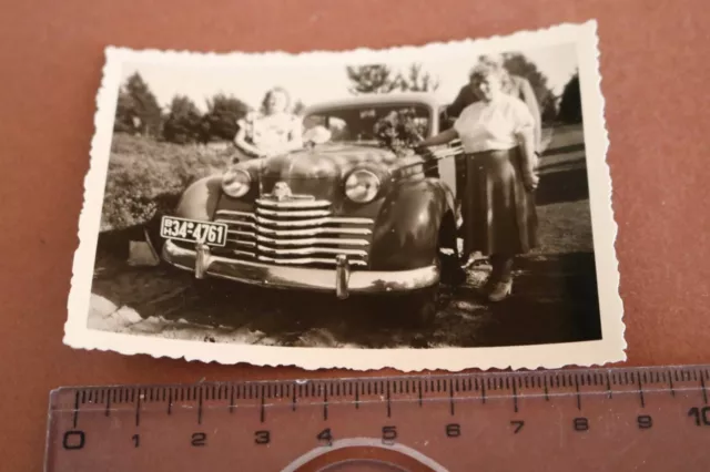 tolles altes Foto - Familie mit mir unbek. Oldtimer - Anfang 50er Jahre