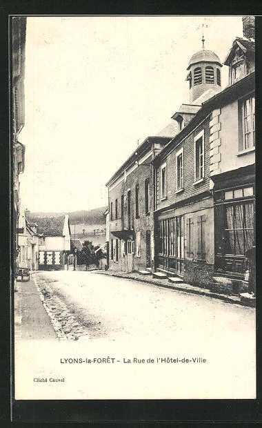 CPA Lyons-la-Fôret, La Rue de l´Hôtel-de-Ville, vue de la rue
