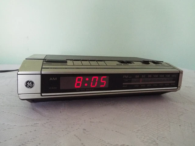 Vintage General Electric  GE 7-4634 AM-FM Radio Alarm Clock