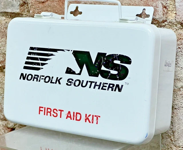 VINTAGE NORFOLK SOUTHERN NS RAILROAD 5"x8" METAL FIRST AID KIT w/ SUPPLIES RR RY