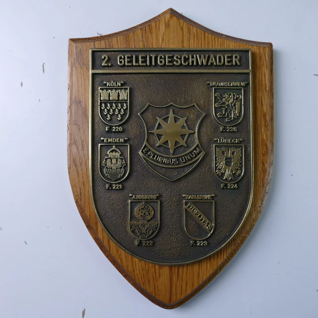 Messingwappen auf massiver Eiche ca. 850g 2.Geleitgeschwader To-6140