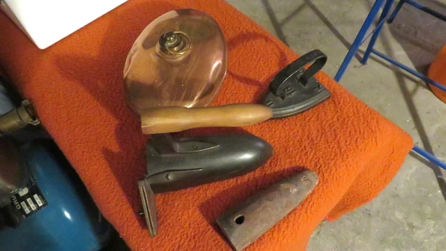 Apothekerwaage , Tisch, Glaswaren, Bügeleisen, Kupferwärmflasche und Bücher 11