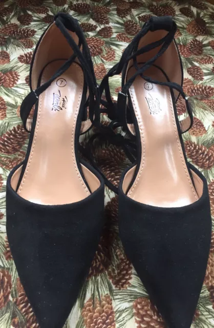 Heel The World Woman’s 7 Block Heel Leg Wrap Tie Black Felt Point Top New