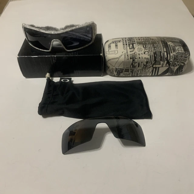 Oakley Oil Rig Sunglasses 03-461 White/Text Print/Grey With Extra Lens And Case Oakley Oil Rig Sunglasses 03-461 White/Text Print/Grey With Extra Lens And Case