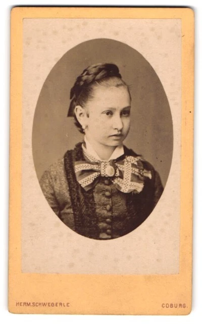 Fotografie Hermann Schwegerle, Coburg, Portrait junge Dame mit Flechtfrisur und