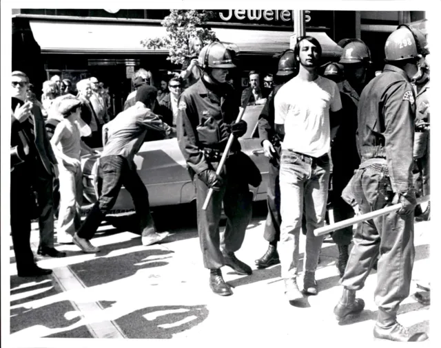 LG2 1970 Original DeRosa Photo ANTI-VIETNAM WAR PEACE MARCH 4TH & PIKE PROTEST