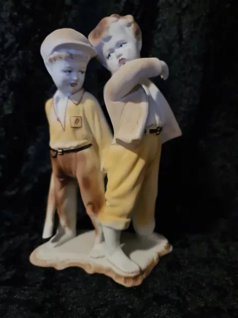 Ältere sehr schöne Fein Porzellan Figur Jungen mit Holzknübel handbemalt etc.