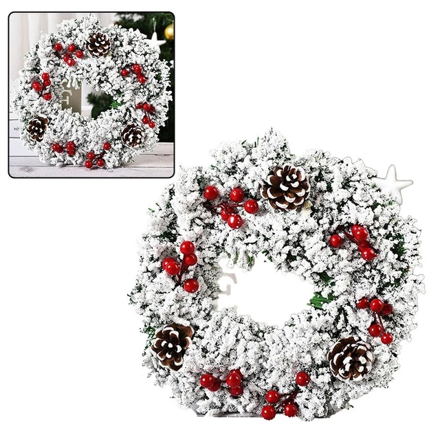 Decorazione festiva corona natalizia con ananas e accenti di bacca rossa