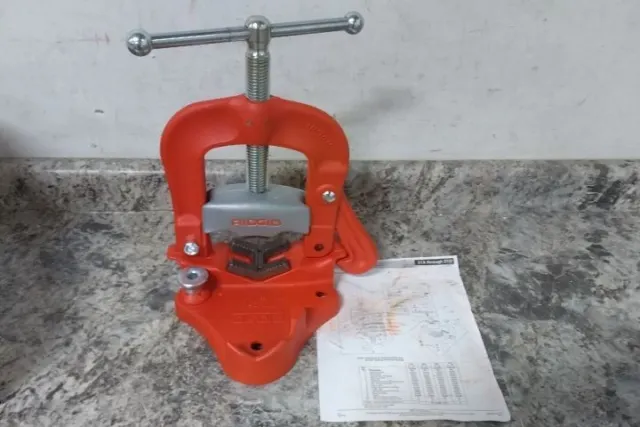 Ridgid 25A 0.13 In to 4 In Pipe Size Bench Yoke Vise