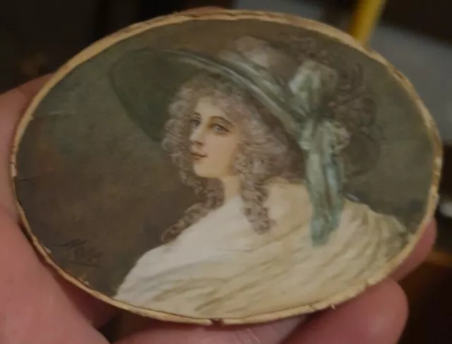 Une Miniature au profil d'une Elegante au chapeau Ecole XXeme