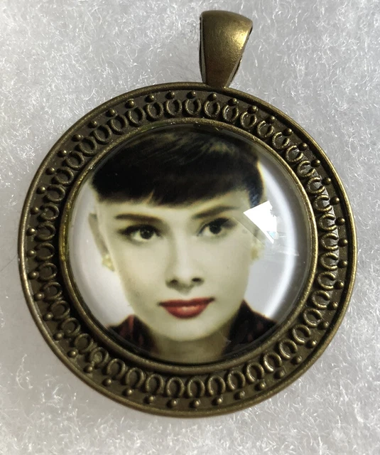 AUDREY HEPBURN Bronze Tone Retro Necklace Pendant Glass Cabachon New + Gift Box AUDREY HEPBURN Bronze Tone Retro Necklace Pendant Glass Cabachon New + Gift Box
