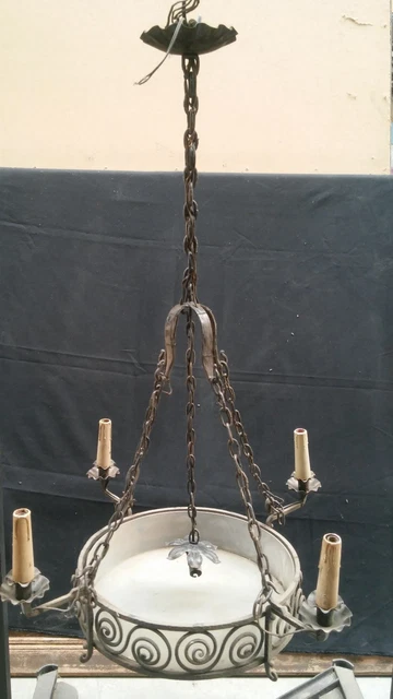 lustre rond en fonte de fer decor torsade quatre bras de lumière  . XX siècle .