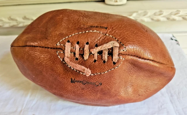 Photo un vieux ballon de foot usé sur du sable avec un arrière plan vintag