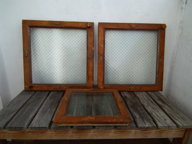 Alte Holzfenster Fenster mit Glasscheiben Türfenster Gitterglas