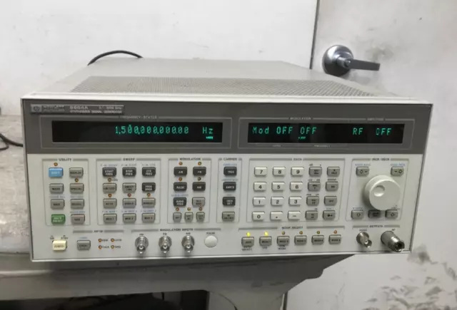 HP 8664A / Synthesized Signal Generator / 0.1 - 3000 MHz